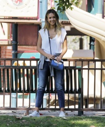Jessica Alba - Jessica and her family spent a day in Coldwater Park in Los Angeles (2015.02.08.) (196xHQ) 08ouWjwK
