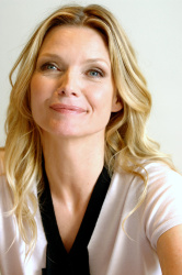 Michelle Pfeiffer - Hairspray press conference portraits by Vera Anderson (Los Angeles, June 15, 2007) - 10xHQ 0f18yoWR