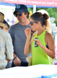 Ian Somerhalder & Nikki Reed - at the farmer's market in Sherman Oaks (July 20, 2014) - 152xHQ 0kzJ36U2
