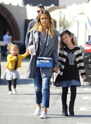 Jessica Alba - Jessica and her family spent a day in Coldwater Park in Los Angeles (2015.02.08.) (196xHQ) 0w27coDN