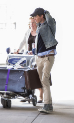 Eddie Redmayne - Arriving at JFK airport in NYC - May 1, 2015 - 7xHQ 1SAXHBoU