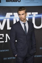 Theo James - на премьере фильма 'Divergent' at Sony Centre, Берлин, 1 апреля 2014 (129xHQ) 1ZQvl2YU