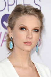 Taylor Swift - 2013 People's Choice Awards at the Nokia Theatre in Los Angeles, California - January 9, 2013 - 247xHQ 1mUk1Tox