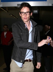 Eddie Redmayne - Arriving at LAX airport with his wife Hannah Bagshawe - February 21, 2015 - 10xMQ 1zV4Zckx