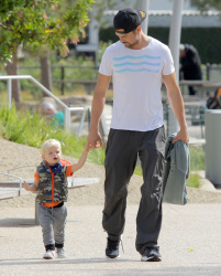 Josh Duhamel - Josh Duhamel - Park with his son in Santa Monica (2015.05.26) - 25xHQ 21jOhWPF