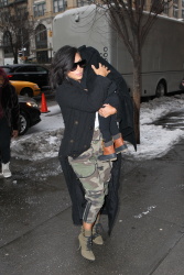 Kim Kardashian - At JFK Airport in New York City with Kanye West (2015. 02. 09) (44xHQ) 2hxYblSi
