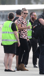 Harry Styles, Niall Horan and Liam Payne - Arriving in Brisbane, Australia - February 11, 2015 - 17xHQ 2yYccDAh