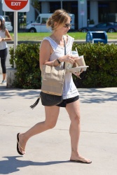 Sarah Michelle Gellar - Out & about in Brentwood, 13 сентября 2014 (8xHQ) 3FDMJlRs