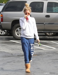 Ashley Tisdale - Stopping by a nail salon in Los Angeles - February 22, 2015 (14xHQ) 3Kt9cp2e