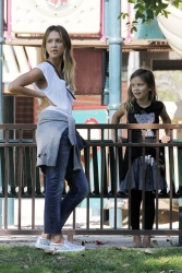 Jessica Alba - Jessica and her family spent a day in Coldwater Park in Los Angeles (2015.02.08.) (196xHQ) 3V4OguB7
