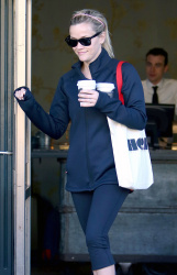 Reese Witherspoon - Out and about in Brentwood - February 5, 2015 (33xHQ) 3WCNkhU3