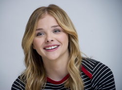 Chloe Moretz - Carrie press conference portraits by Magnus Sundholm (Hollywood, October 6, 2013) - 14xHQ 4AmWgRbp