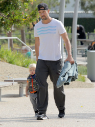 Josh Duhamel - Park with his son in Santa Monica (2015.05.26) - 25xHQ 4LPDNV0m