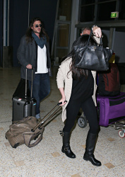 Holly Marie Combs - Shannen Doherty и Holly Marie Combs - arriving in Sydney, 26 марта 2014 (50xHQ) 5Ff3xhou