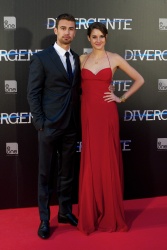 Shailene Woodley, Theo James - на премьере фильма 'Divergent' at Callao Cinema, Мадрид, 3 апреля 2014 (302xHQ) 6Xs6lcow