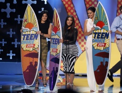 Kendall & Kylie Jenner - At the FOX's 2014 Teen Choice Awards, August 10, 2014 - 115xHQ 6c2niP6m