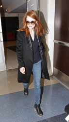 Julianne Moore - departs from Los Angeles International Airport, 16 января 2015 (19xHQ) 7DB2jpvF