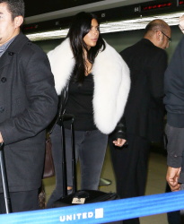 Kim Kardashian & Kanye West - At LAX Airport in Los Angeles, 7 января 2015 (68xHQ) 7y971hPt