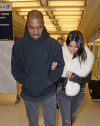 Kanye West - Kim Kardashian и Kanye West - Arriving at JFK airport in New York, 7 января 2015 (63xHQ) 80VOkmfm
