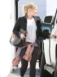 Hilary Duff - Out in Beverly Hills - February 19, 2015 (14xHQ) 81VBaCS7