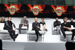 Jennifer Lawrence, Liam Hemsworth, Josh Hutcherson - 'The Hunger Games: Mockingjay - Part 1' Press Conference at Park Hyatt Hotel, Нью-Йорк, 15 ноября 2014 (27xHQ) 8I87QpRt