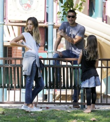 Jessica Alba - Jessica and her family spent a day in Coldwater Park in Los Angeles (2015.02.08.) (196xHQ) 8pVBOU2A