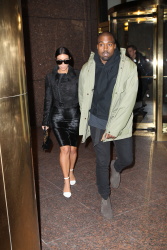 Kim Kardashian and Kanye West - Out and about in New York City, 8 января 2015 (54xHQ) 8wcPehvp