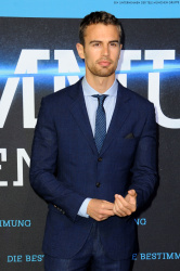 Theo James - на премьере фильма 'Divergent' at Sony Centre, Берлин, 1 апреля 2014 (129xHQ) 90ZO9Fvv