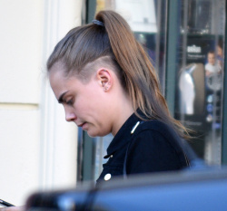 Cara Delevingne - Out and about in Los Angeles, 6 января 2015 (24xHQ) 9BtesS1X