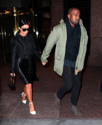 Kim Kardashian and Kanye West - Out and about in New York City, 8 января 2015 (54xHQ) 9g02YyWm