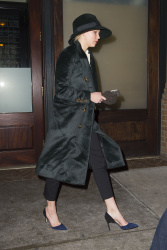 Jennifer Lawrence - going to see Cabaret Musical in New York, 9 января 2015 (13xHQ) A9EYebf9