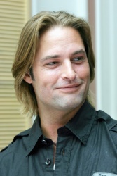 Josh Holloway - Lost press conference portraits by Piyal Hosain, October 22, 2006 - 8xHQ AFmRRyiW