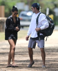 Zac Efron - Zac Efron & Sami Miró - going for a stroll to the beach in Oahu, Hawaii, 2015.05.30 - 16xHQ BJYCWEKi