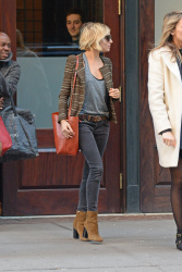 Sienna Miller - is seen leaving her hotel and heading to a business meeting in New York City, 12 января 2015 (21xHQ) BlohygOR