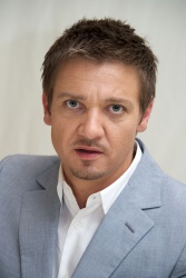 Jeremy Renner - The Bourne Legacy press conference portraits by Vera Anderson (Los Angeles, July 20, 2012) - 6xHQ CI5f94ow