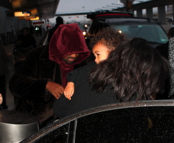 Kim Kardashian - At JFK Airport in New York City with Kanye West (2015. 02. 09) (44xHQ) CJxltqH2