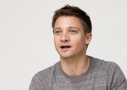 Jeremy Renner - "The Avengers" press conference portraits by Armando Gallo (Los Angeles, April 13, 2012) - 12xHQ CMmaGGuB