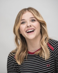 Chloe Moretz - "Carrie" press conference portraits by Armando Gallo (Hollywood, October 6, 2013) - 28xHQ CfGYOfcc
