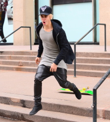 Justin Bieber - Justin Bieber - Skating in New York City (2014.12.28) - 41xHQ CoxasuV7
