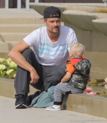 Josh Duhamel - Josh Duhamel - Park with his son in Santa Monica (2015.05.26) - 25xHQ DEiYvtfw