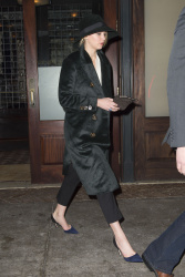 Jennifer Lawrence - going to see Cabaret Musical in New York, 9 января 2015 (13xHQ) DQYrjYut