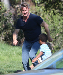 Sean Penn - Sean Penn and Charlize Theron - enjoy a day the park in Studio City, California with Charlize's son Jackson on February 8, 2015 (28xHQ) DSE3PXko