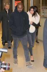 Kim Kardashian и Kanye West - Arriving at JFK airport in New York, 7 января 2015 (63xHQ) DsI6Hnce