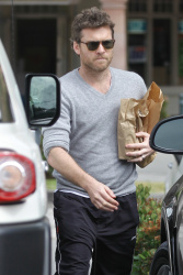 Sam Worthington - Sam Worthington - looks a bit exhausted as he shops for groceries at his local Pavilions in Malibu - April 24, 2015 - 11xHQ E3QfagkS