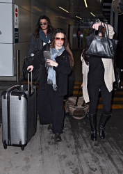 Holly Marie Combs - Shannen Doherty и Holly Marie Combs - arriving in Sydney, 26 марта 2014 (50xHQ) EFBSjTQC