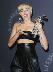 Miley Cyrus - 2014 MTV Video Music Awards in Los Angeles, August 24, 2014 - 350xHQ ERcSGgrd