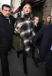 Karlie Kloss - Leaving the Dolce & Gabbana fashion show in Milan, Italy - March 1, 2015 (14xHQ) EkHmKukZ