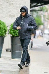 Jake Gyllenhaal - Out & About In New York City 2015.06.01 - 22xHQ Es7MjIiY