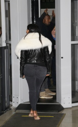 Kim Kardashian & Kanye West - At LAX Airport in Los Angeles, 7 января 2015 (68xHQ) FLIHgw4a