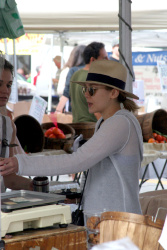 Elizabeth Olsen - At Farmers' Market in Studio City, 18 января 2015 (17xHQ) FLQbqcMe